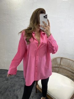Bir model, Fame toptan giyim markasının FME10416 - Shirt - Pink toptan Gömlek ürününü sergiliyor.