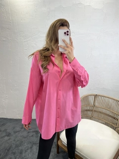 Een kledingmodel uit de groothandel draagt FME10416 - Shirt - Pink, Turkse groothandel Shirt van Fame