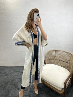 Een kledingmodel uit de groothandel draagt FME10417 - Kimono - Beige, Turkse groothandel Kimono van Fame