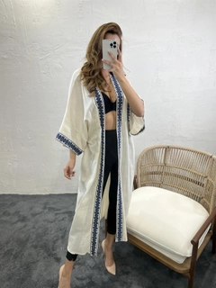 Модел на дрехи на едро носи FME10417 - Kimono - Beige, турски едро Кимоно на Fame