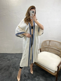Bir model, Fame toptan giyim markasının FME10417 - Kimono - Beige toptan Kimono ürününü sergiliyor.