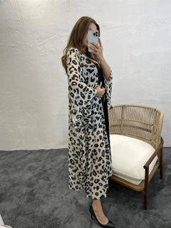 Bir model, Fame toptan giyim markasının FME10663 - Kimono - Beige toptan Kimono ürününü sergiliyor.