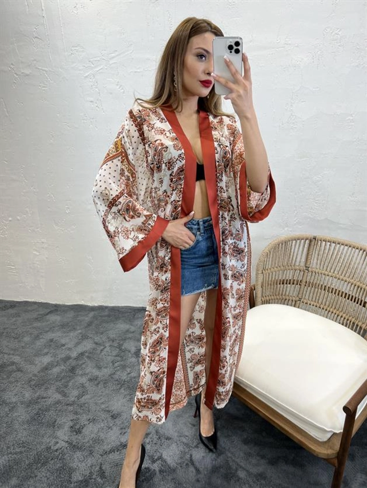 Una modella di abbigliamento all'ingrosso indossa FME10676 - Kimono - Tan, vendita all'ingrosso turca di Kimono di Fame