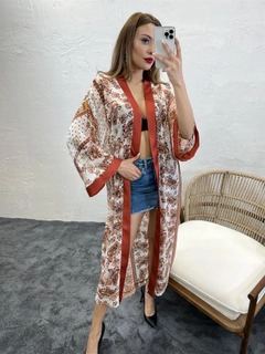 Bir model, Fame toptan giyim markasının FME10676 - Kimono - Tan toptan Kimono ürününü sergiliyor.