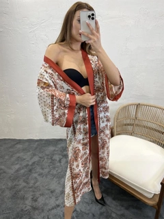 Una modella di abbigliamento all'ingrosso indossa FME10676 - Kimono - Tan, vendita all'ingrosso turca di Kimono di Fame