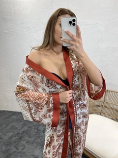 Bir model, Fame toptan giyim markasının FME10676 - Kimono - Tan toptan Kimono ürününü sergiliyor.