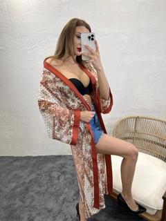 Una modelo de ropa al por mayor lleva FME10676 - Kimono - Tan, Kimono turco al por mayor de Fame