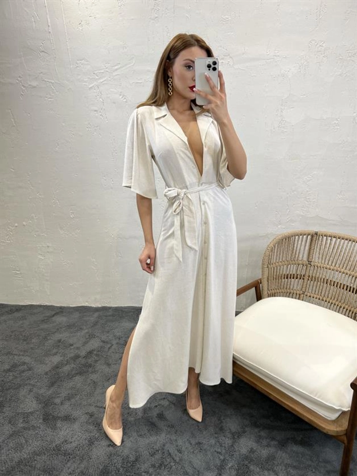 Bir model, Fame toptan giyim markasının FME10672 - Dress - Beige toptan Elbise ürününü sergiliyor.