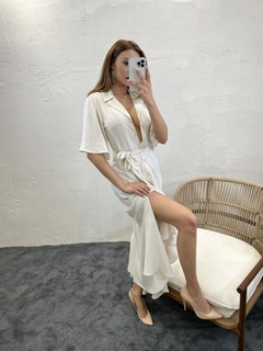 Ein Bekleidungsmodell aus dem Großhandel trägt FME10672 - Dress - Beige, türkischer Großhandel Kleid von Fame