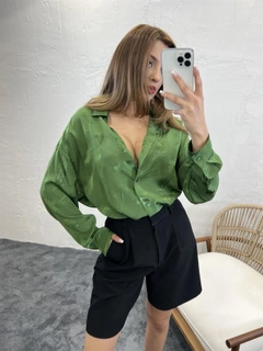 A wholesale clothing model wears FME10685 - Shirt - Green, Turkish wholesale Shirt of Fame