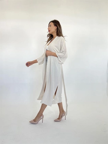 Bir model, Fame toptan giyim markasının  Kimono - Bej
 toptan Kimono ürününü sergiliyor.