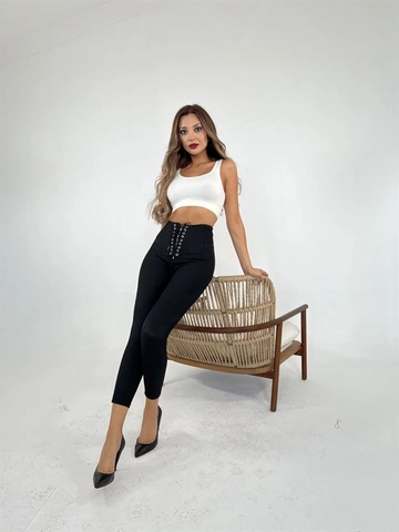 Bir model, Fame toptan giyim markasının  Tayt - Siyah
 toptan Tayt ürününü sergiliyor.
