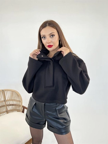 Ein Bekleidungsmodell aus dem Großhandel trägt  Schweiß – Schwarz
, türkischer Großhandel Sweatshirt von Fame