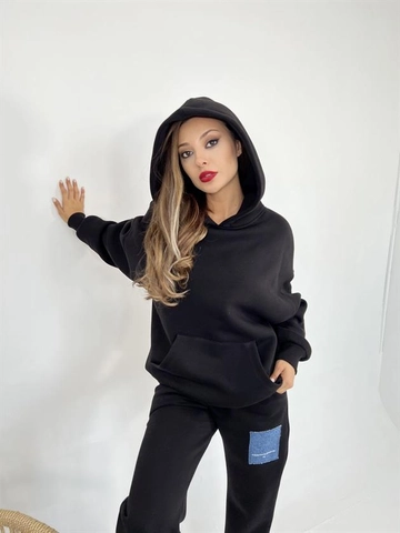 Bir model, Fame toptan giyim markasının  Eşofman Takım - Siyah
 toptan Eşofman Takımı ürününü sergiliyor.