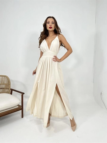 Bir model, Fame toptan giyim markasının  Elbise - Bej
 toptan Elbise ürününü sergiliyor.