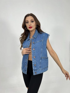 Una modella di abbigliamento all'ingrosso indossa fme13091-denim-vest-blue, vendita all'ingrosso turca di Veste di Fame