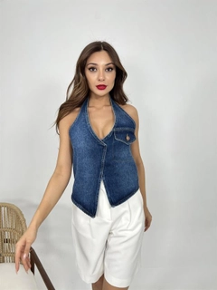 Una modella di abbigliamento all'ingrosso indossa fme13317-denim-vest-blue, vendita all'ingrosso turca di Veste di Fame
