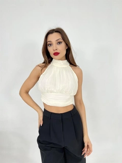 Een kledingmodel uit de groothandel draagt fme13457-blouse-ecru, Turkse groothandel Crop-top van Fame