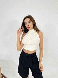 Ένα μοντέλο χονδρικής πώλησης ρούχων φοράει fme13457-blouse-ecru, τούρκικο Crop top χονδρικής πώλησης από Fame