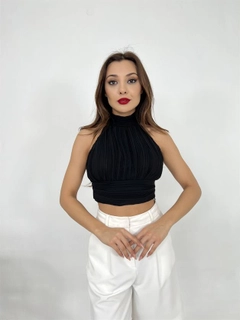 A wholesale clothing model wears fme13451-blouse-black, Turkish wholesale Crop Top of Fame
