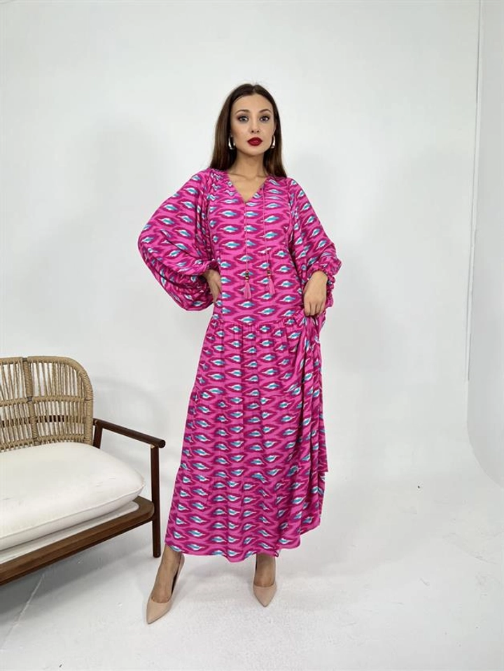 Ένα μοντέλο χονδρικής πώλησης ρούχων φοράει FME10081 - Dress - Fuchsia, τούρκικο Φόρεμα χονδρικής πώλησης από Fame