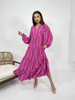 Ένα μοντέλο χονδρικής πώλησης ρούχων φοράει FME10081 - Dress - Fuchsia, τούρκικο Φόρεμα χονδρικής πώλησης από Fame