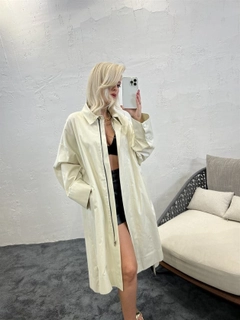 A wholesale clothing model wears 39882 - Trenchcoat - Beige, Turkish wholesale Trenchcoat of Fame