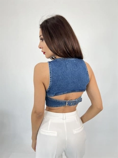 Een kledingmodel uit de groothandel draagt fme14059-denim-vest-blue, Turkse groothandel Vest van Fame