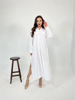 Bir model, Fame toptan giyim markasının fme14069-dress-white toptan Elbise ürününü sergiliyor.