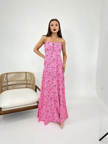 Bir model, Fame toptan giyim markasının  Halter Yaka Elbise - Pembe
 toptan Elbise ürününü sergiliyor.