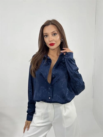Bir model, Fame toptan giyim markasının  Oversize Gömlek - Lacivert
 toptan Gömlek ürününü sergiliyor.