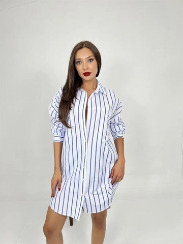 Модель оптовой продажи одежды носит  Полосатое Платье-рубашка — Бело-синий
, турецкий оптовый товар  от Fame.