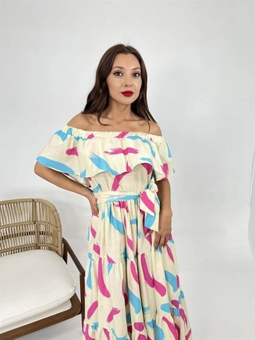 Ένα μοντέλο χονδρικής πώλησης ρούχων φοράει  Φόρεμα Με Σχέδια - Κρεμ & Ροζ
, τούρκικο Φόρεμα χονδρικής πώλησης από Fame