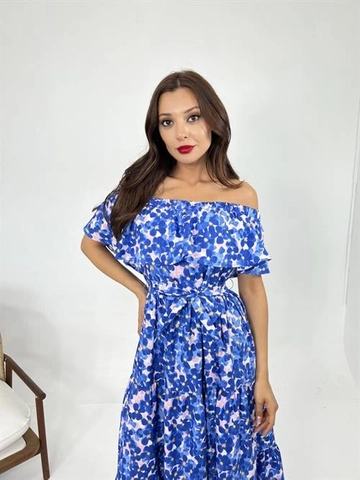 Ένα μοντέλο χονδρικής πώλησης ρούχων φοράει  Φόρεμα Floral - Μπλε
, τούρκικο Φόρεμα χονδρικής πώλησης από Fame