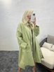 Una modella di abbigliamento all'ingrosso indossa 39884-trenchcoat-green, vendita all'ingrosso turca di  di 