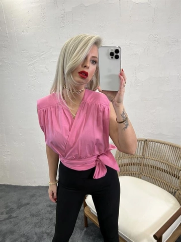 A wholesale clothing model wears  Blouse - Pink
, Turkish wholesale Crop Top of Fame