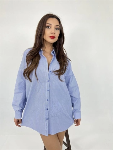 Um modelo de roupas no atacado usa  Camisa Listrada - Azul Branco
, atacado turco Camisa de Fame