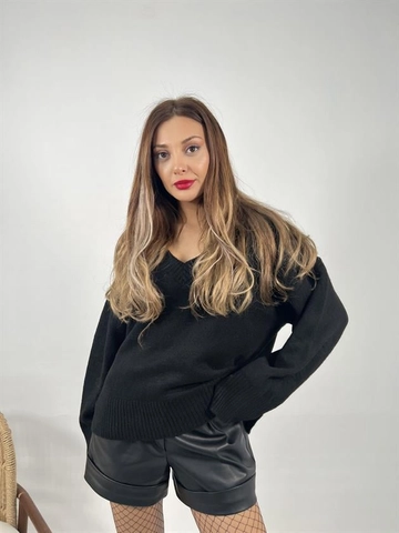 Bir model, Fame toptan giyim markasının  Triko Şardon V Yaka Salaş Kazak - Siyah
 toptan Kazak ürününü sergiliyor.