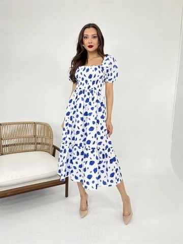 Bir model, Fame toptan giyim markasının  Elbise - Beyaz & Mavi
 toptan Elbise ürününü sergiliyor.