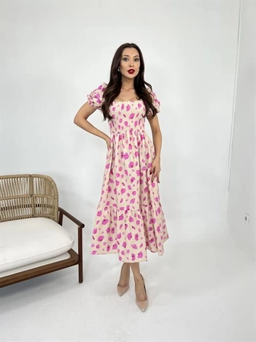 Bir model, Fame toptan giyim markasının  Elbise - Bej & Pembe
 toptan Elbise ürününü sergiliyor.