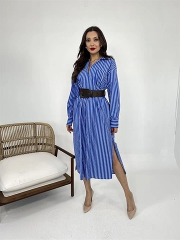 Bir model, Fame toptan giyim markasının  Elbise - Mavi
 toptan Elbise ürününü sergiliyor.