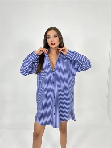Bir model, Fame toptan giyim markasının  Çizgili Gömlek Elbise - Mavi
 toptan Elbise ürününü sergiliyor.