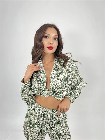 Bir model, Fame toptan giyim markasının  Şortlu Takım - Koyu Yeşil & Krem
 toptan Takım ürününü sergiliyor.
