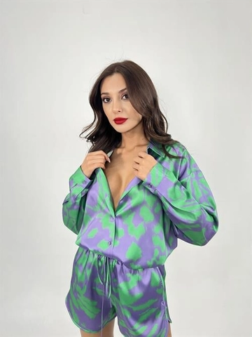 Bir model, Fame toptan giyim markasının  Şortlu Takım - Mor & Yeşil
 toptan Takım ürününü sergiliyor.