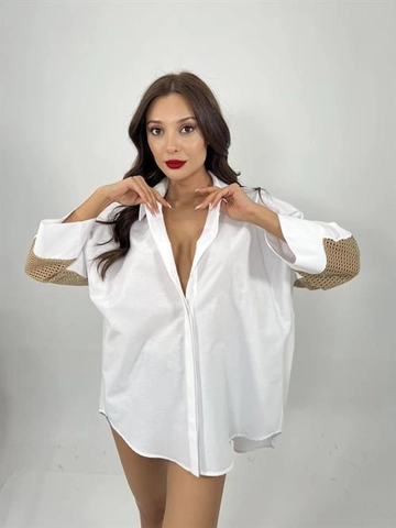 Bir model, Fame toptan giyim markasının  Gömlek - Beyaz
 toptan Gömlek ürününü sergiliyor.