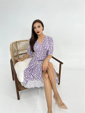 Ένα μοντέλο χονδρικής πώλησης ρούχων φοράει  Φόρεμα Με Φλοράλ Σχέδιο - Λιλά
, τούρκικο Φόρεμα χονδρικής πώλησης από Fame