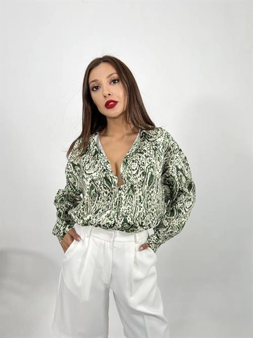Ένα μοντέλο χονδρικής πώλησης ρούχων φοράει  Πουκάμισο Με Σχέδια - Πράσινο
, τούρκικο Πουκάμισο χονδρικής πώλησης από Fame
