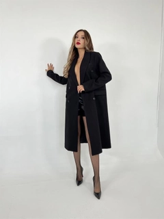 Bir model, Fame toptan giyim markasının FME12504 - Coat - Black toptan Kaban ürününü sergiliyor.