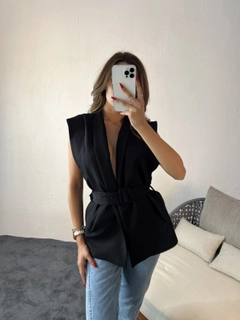 Una modella di abbigliamento all'ingrosso indossa 16679 - Vest - Black, vendita all'ingrosso turca di Veste di Fame