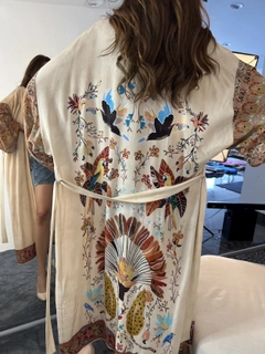 Bir model, Fame toptan giyim markasının 16713 - Kimono - Camel toptan Kimono ürününü sergiliyor.